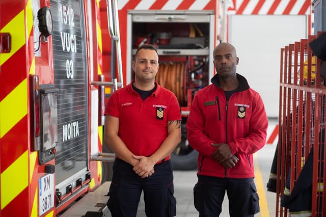 Hugo Rodrigues e Paulo Medina, bombeiros de Moita, já ajudaram vários partos em ambulâncias. Legenda da imagem. Reprodução: Retorno do item 11