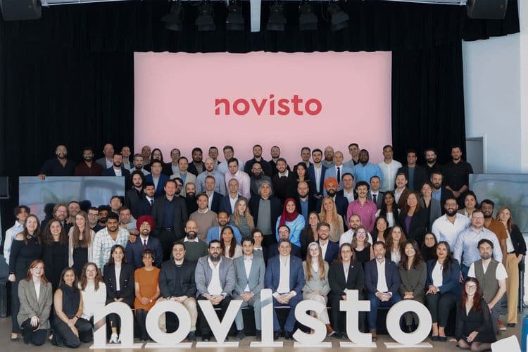 A equipe da Novisto celebra a captação de $27 milhões em financiamento para expandir sua plataforma de rastreamento ESG. Reprodução: Business Insider