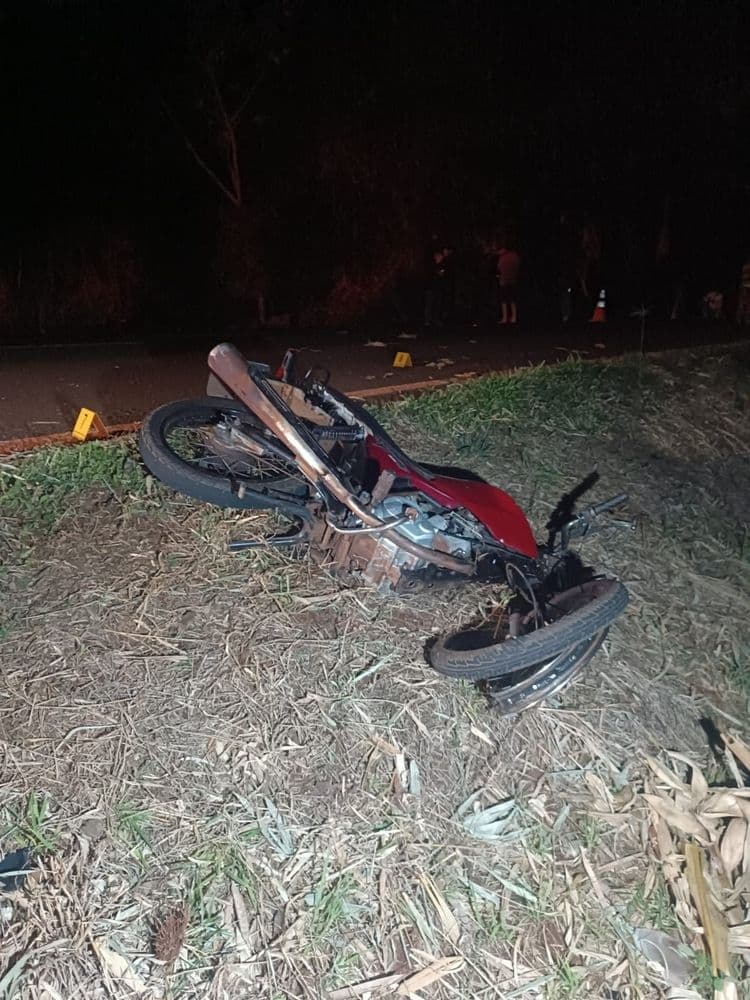 Moto envolvida no acidente que resultou em duas mortes em Itaporã, MS. Reprodução: Globo.