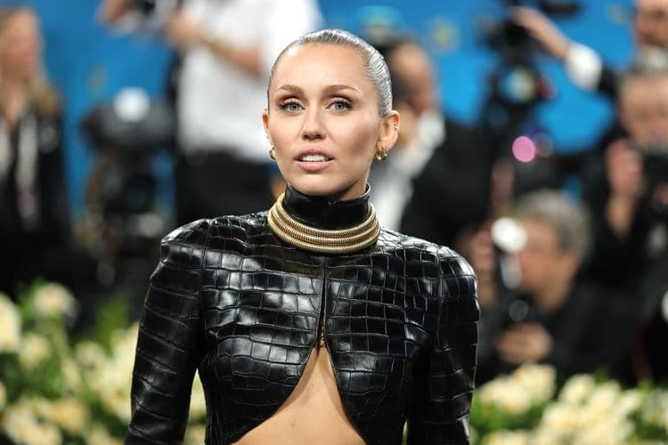 Miley Cyrus fala sobre sua nova perspectiva em relação aos pais como indivíduos, após o divórcio deles. Reprodução: Business Insider