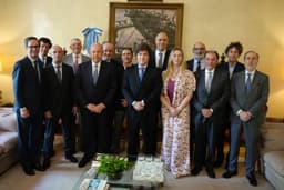 Javier Milei se reúne com empresários espanhóis em busca de investimentos para a Argentina. Reprodução: El País