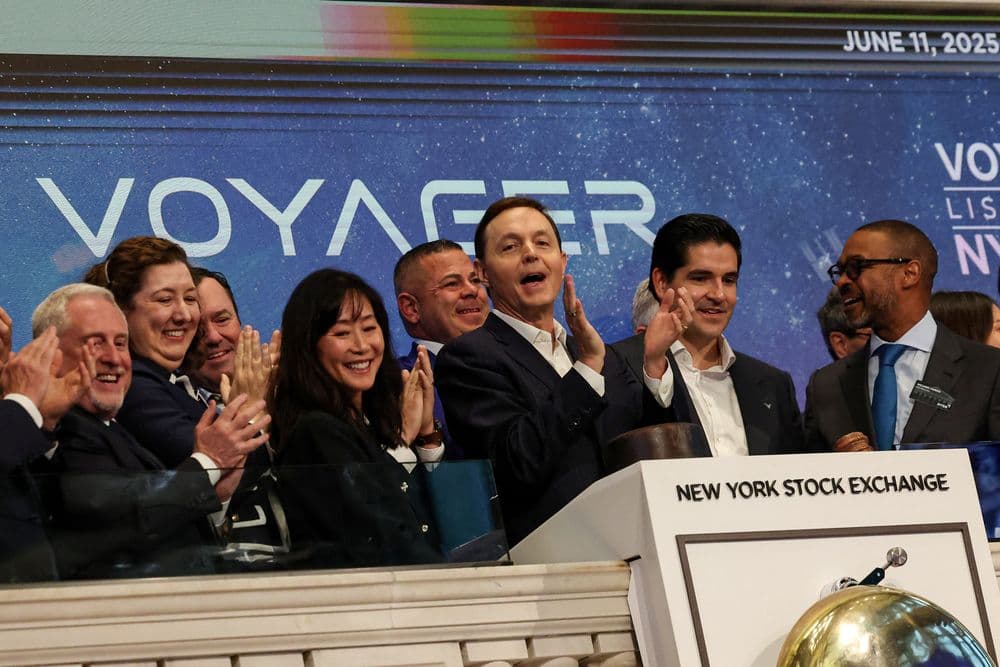 Executivos da Voyager celebram a estreia bem-sucedida de sua ação na Bolsa de Nova York. Reprodução: Brendan McDermid/Reuters