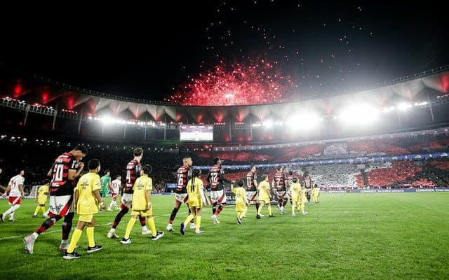 Torcida do Flamengo exibe mosaico da Taça Libertadores no Maracanã durante jogo decisivo. Reprodução: iG Esporte
