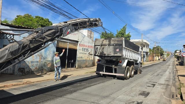 Moradores comemoram a chegada do asfalto nas ruas do bairro Dona Gregória.; Legenda da imagem. Reprodução: Globo