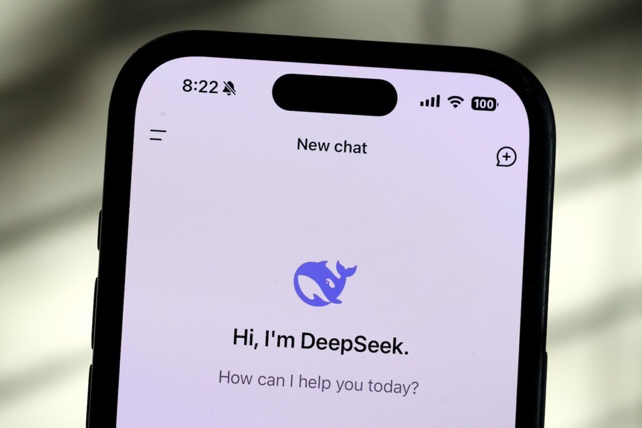 App DeepSeek no iPhone é foco da controvérsia sobre cópia ilegal de capacidades de IA. Reprodução: Gizmodo