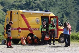 Turista britânico desrespeita sinalização e é resgatado de deslizamento de pedras nos Alpes italianos.; Reprodução: CNN Brasil