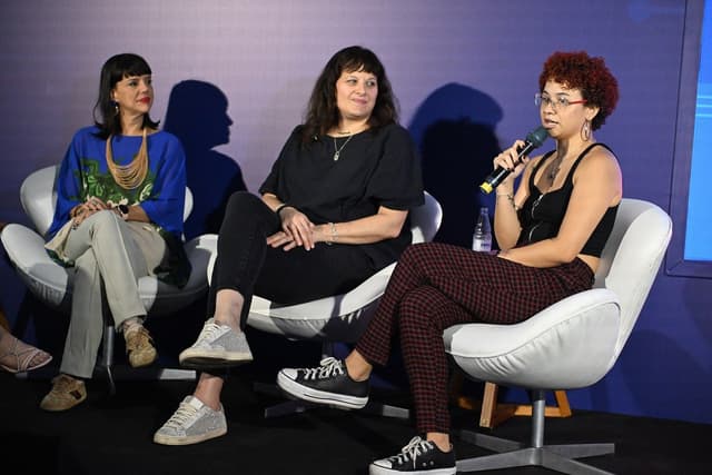 Repórter no Rio cobre o salto de 100 anos da tecnologia em 15 anos.. Reprodução: Oglobo