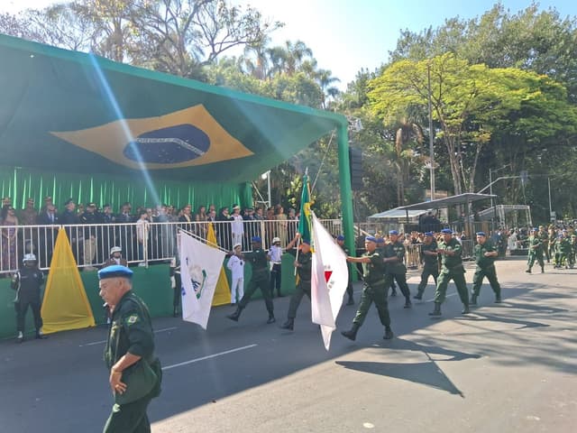 Governador Romeu Zema chega em blindado Guarani ao desfile de 7 de Setembro em Belo Horizonte. Legenda da imagem. Reprodução: G1
