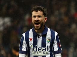 Michael Johnston brilha com duas assistências na vitória do West Bromwich sobre o Wrexam na Championship.; Reprodução: Globo