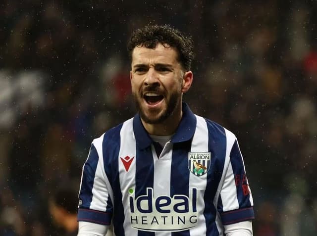 Michael Johnston brilha com duas assistências na vitória do West Bromwich sobre o Wrexam na Championship.; Reprodução: Globo