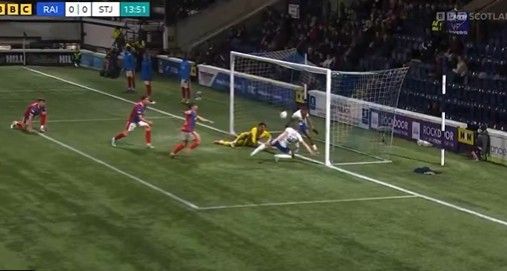 Atacante acerta o travessão na área; no rebote, tira o gol do colega na Escócia.. Reprodução: Ge
