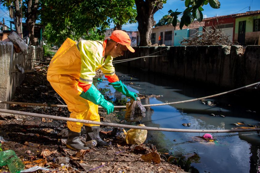 Agentes de limpeza coletam detritos em córregos de Maceió para evitar alagamentos durante a chuva. Reprodução: redação