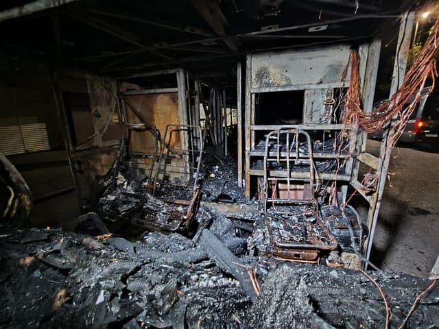 Interior do ônibus de turismo atingido por fogo em Porto Alegre, com bancos carbonizados. Reprodução: Raí Quadros/ RBS TV