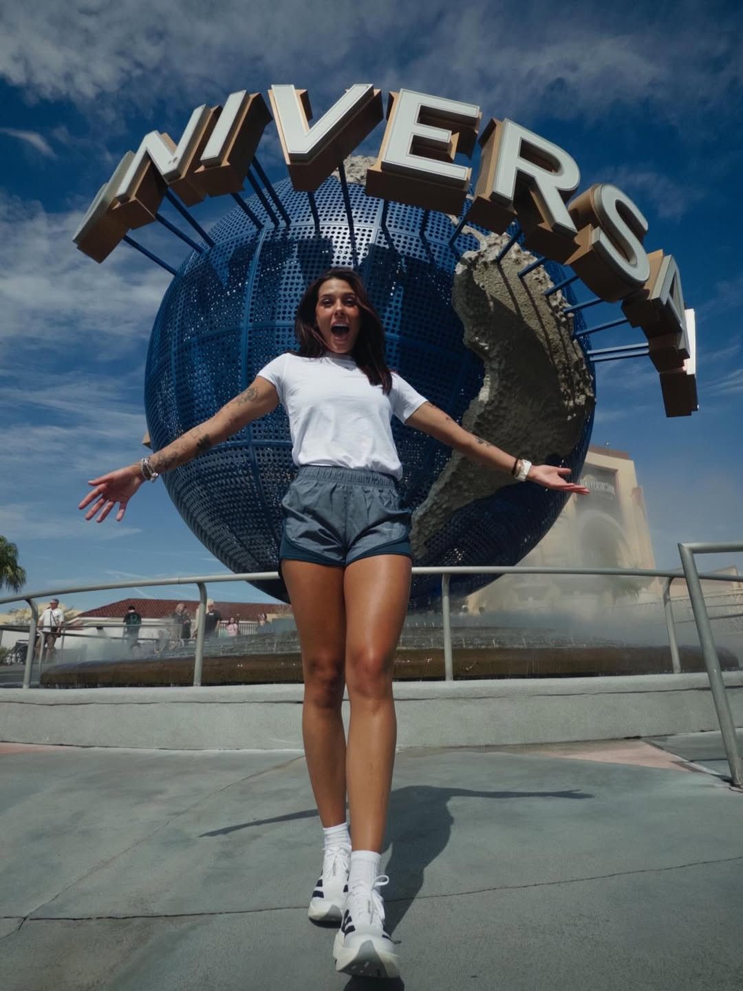 Ana Castela registra fotos em parque temático nos EUA. Reprodução: Gshow