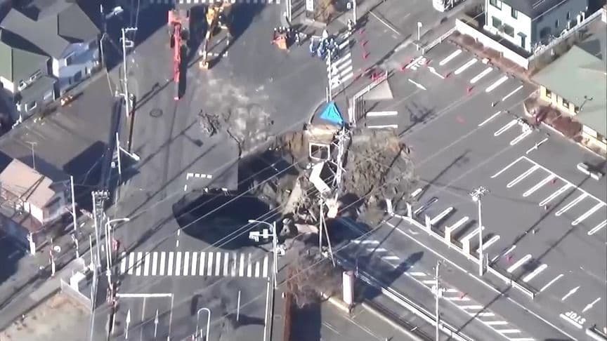 Cratera no Japão causa resgate de motorista em Saitama