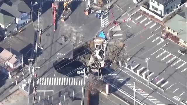 Cratera no Japão causa resgate de motorista em Saitama