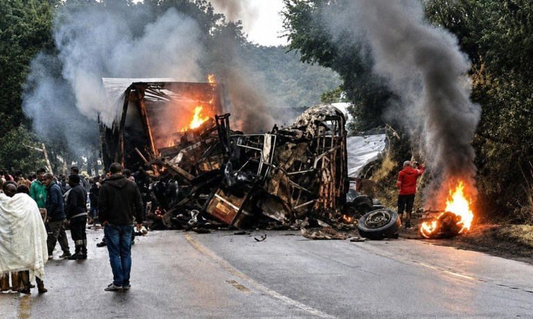 Acidente entre ônibus e caminhão deixa ao menos oito mortos em MG