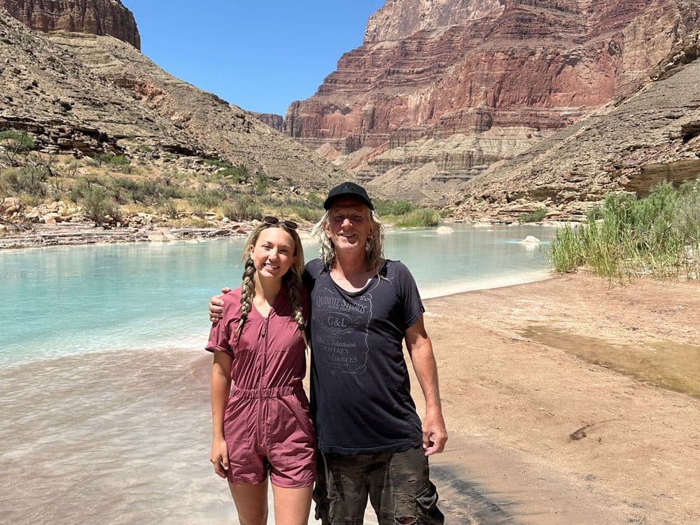 Chloe e seu pai curtindo uma viagem ao ar livre no Grand Canyon, sem distrações eletrônicas. Reprodução: Chloe Caldwell