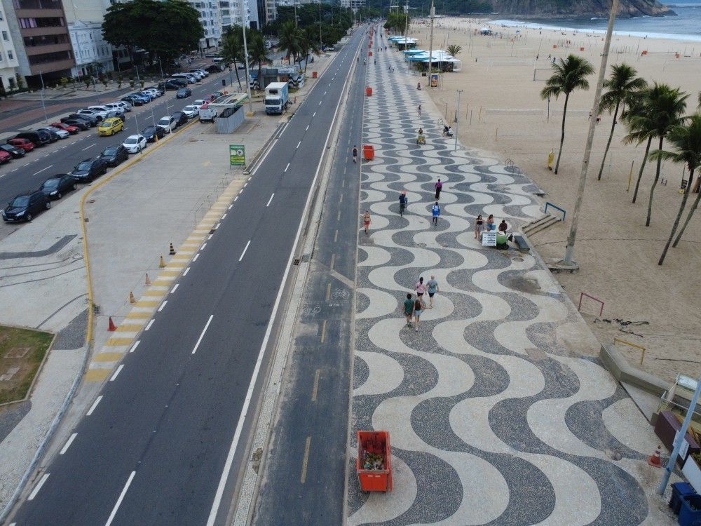 [Caçambas novas da COMLURB na orla do Rio, com a redução da velocidade para 60 km/h]. Reprodução: Oglobo