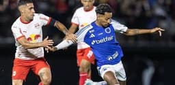 Jogadores disputam bola durante a partida entre Red Bull Bragantino e Cruzeiro. Reprodução: UOL