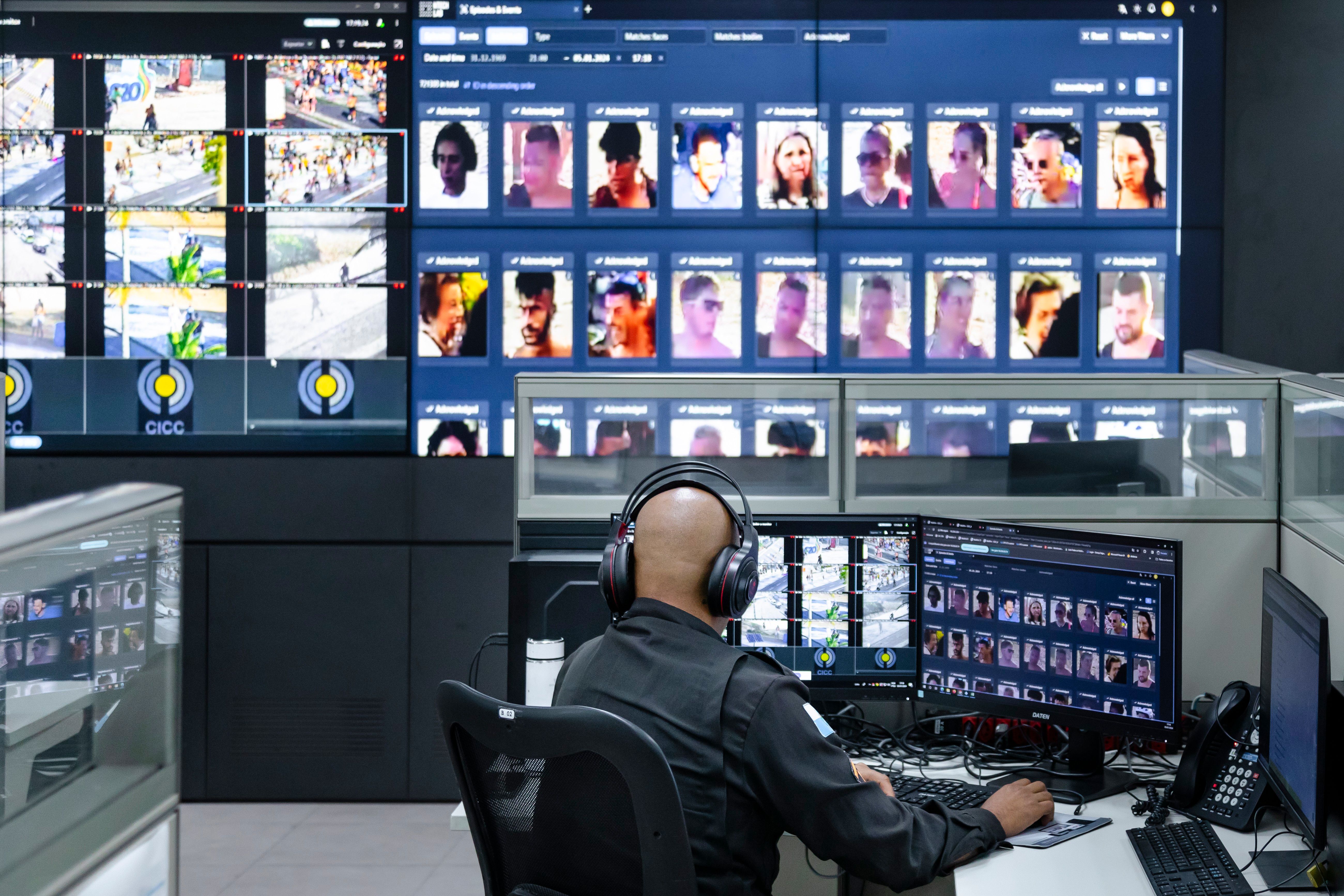 Policial monitora câmeras; tema do debate sobre riscos e vantagens do reconhecimento facial.. Reprodução: Oglobo