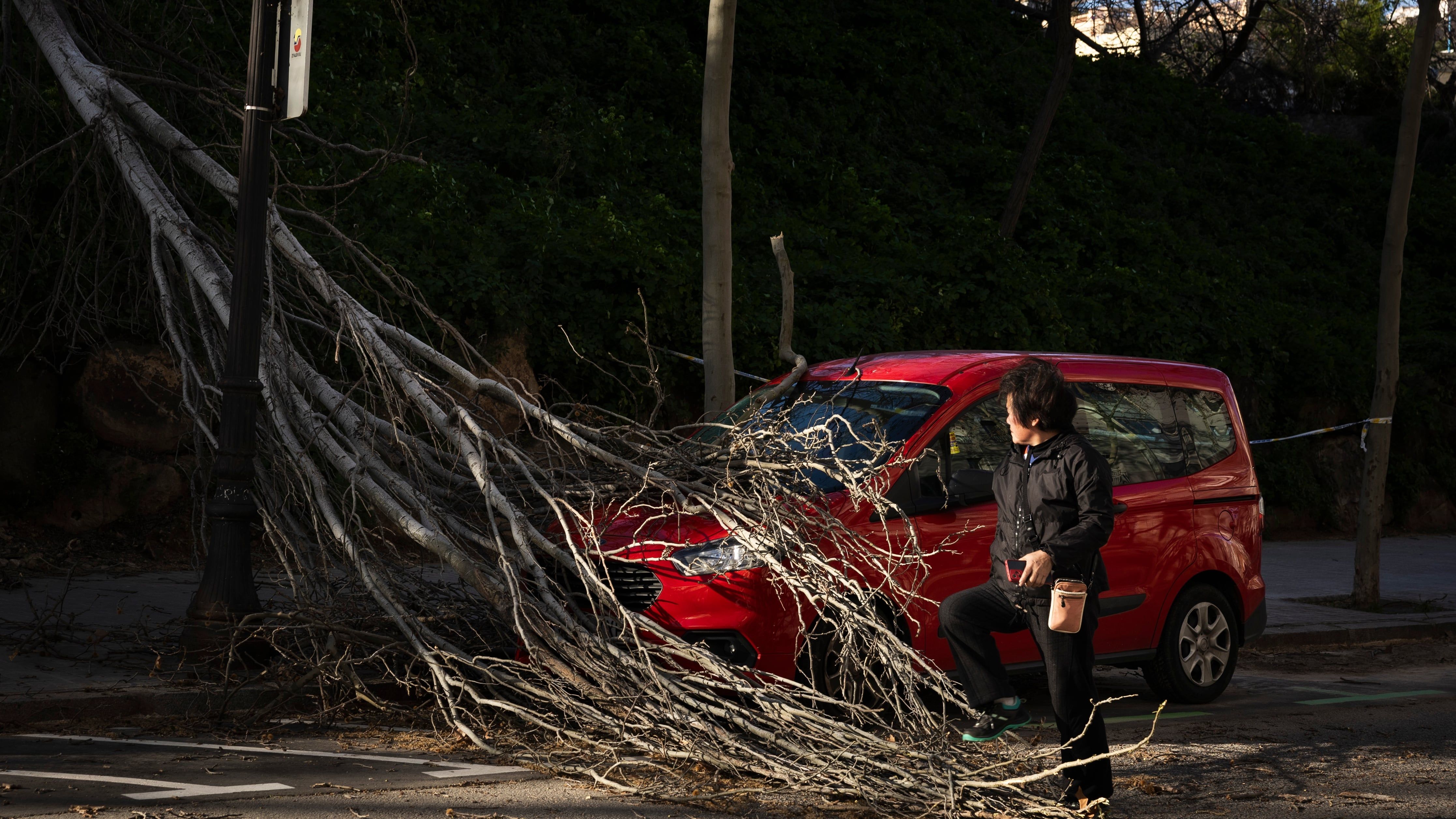 Mulher morre após telhado desabar durante temporal de vento em Barcelona.. Reprodução: Elpais