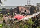 Investigadores inspecionam local da queda do Boeing 787 da Air India em Ahmedabad. Reprodução: UOL