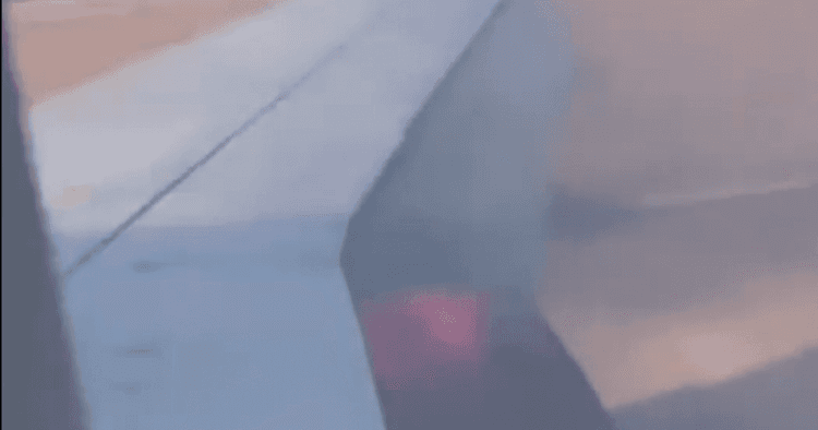 Avião da United Airlines pega fogo em Houston