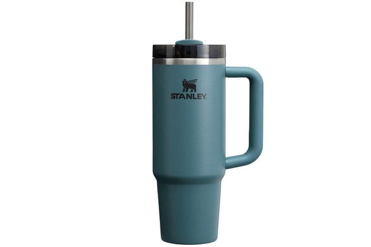 A Stanley Quencher em promoção com 40% de desconto no Amazon.; Reprodução: Gizmodo