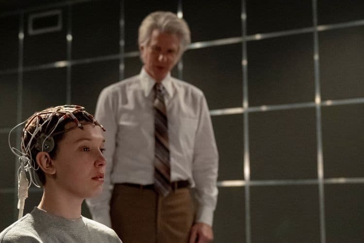 Millie Bobby Brown e Matthew Modine marcam presença no evento Tudum da Netflix em Los Angeles. Reprodução: El País