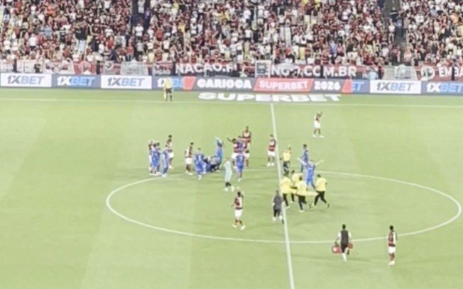 Jogo do Flamengo é interrompido por convulsão de atleta. Reprodução: Esporte