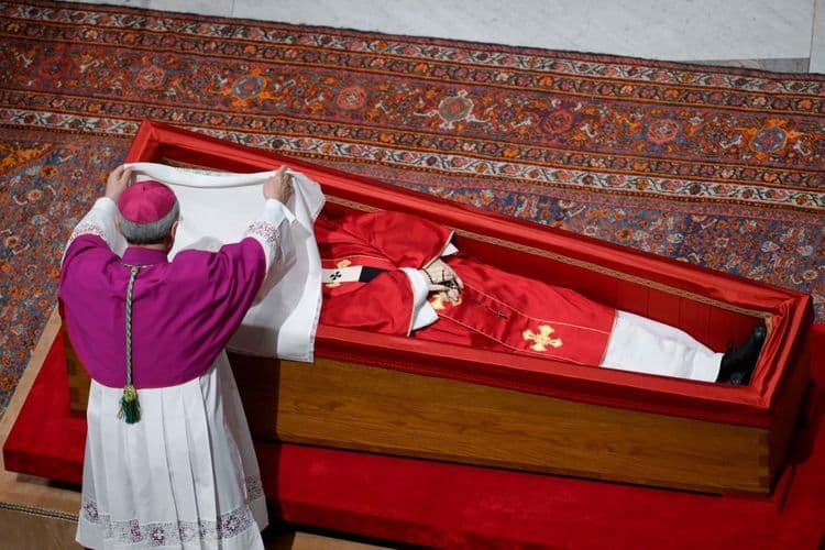 Cerimônia íntima para homenagear o pontífice com familiares e religiosos presentes. Reprodução: Globo