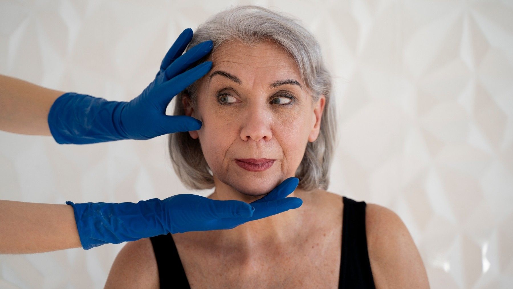 Consulta de cirurgia plástica na menopausa, com avaliação pré-operatória.. Reprodução: Oglobo