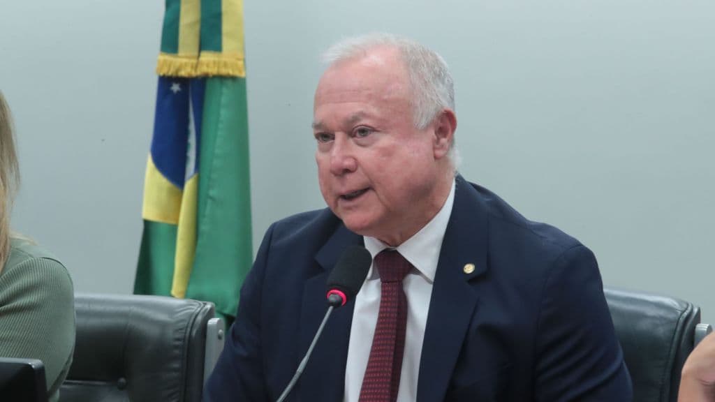 Paulo Azi Assume CCJ e Enfrenta Desafios Políticos