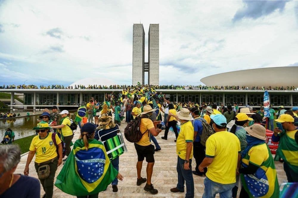 Parentes de presos pelo 8 de janeiro buscam apoio parlamentar para discutir urgência em projeto. Legenda da imagem. Reprodução: CNN Brasil