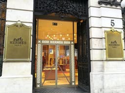 Exterior da loja Hermès, destacando a sofisticação e exclusividade da marca. Reprodução: Business Insider