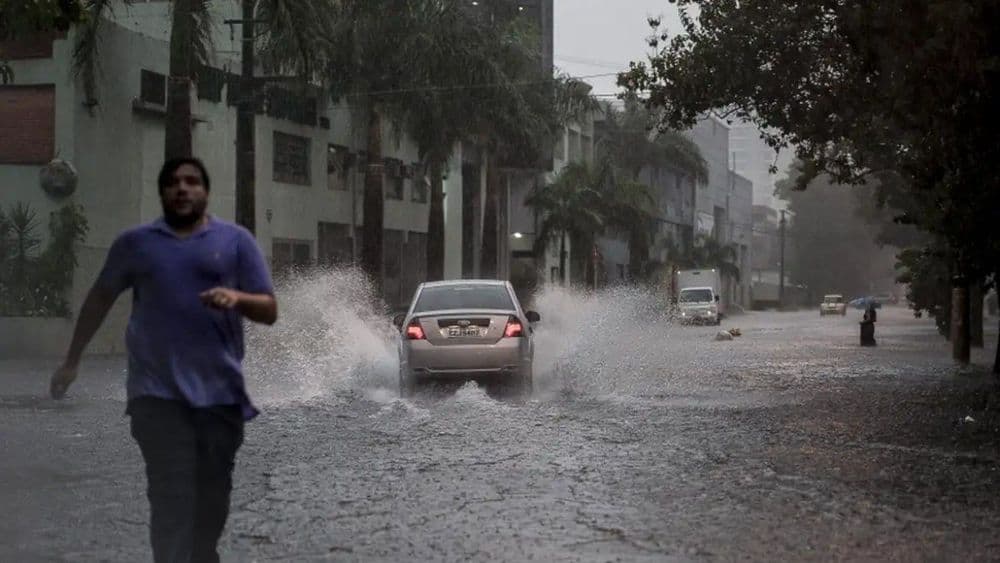 Itaquera enfrenta risco elevado de deslizamentos e quedas de árvores devido ao solo encharcado. Reprodução: iG