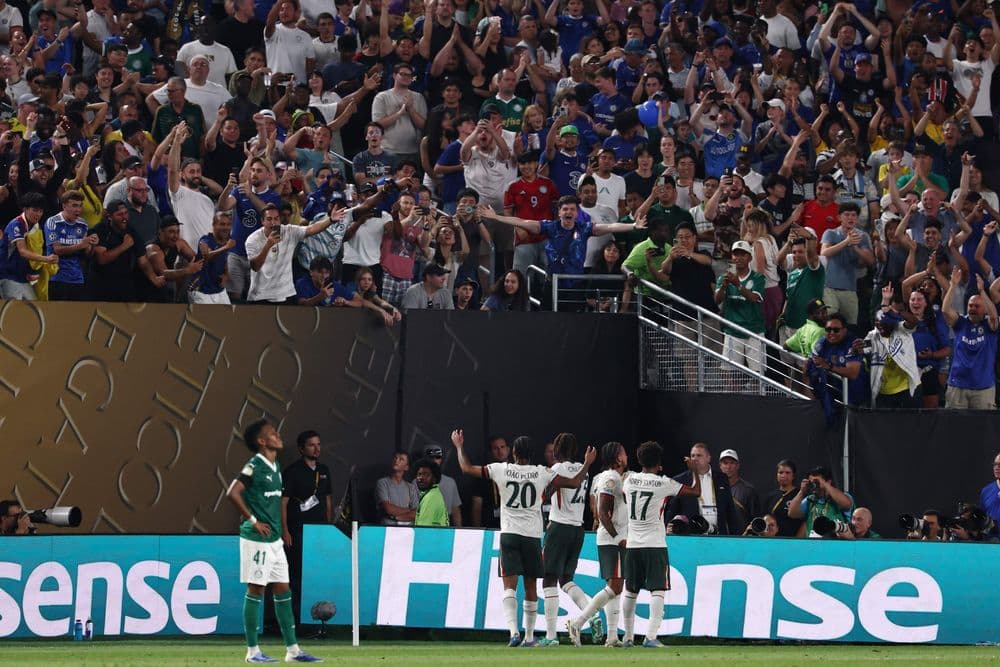 Jogadores do Chelsea celebram após o gol da vitória que garantiu a eliminação do Palmeiras no Mundial de Clubes. Reprodução: Globo