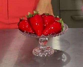 A confeiteira Karla Priscilia ensina a preparar o 'morango do amor' no programa Chef JPB. Reprodução: TV Cabo Branco