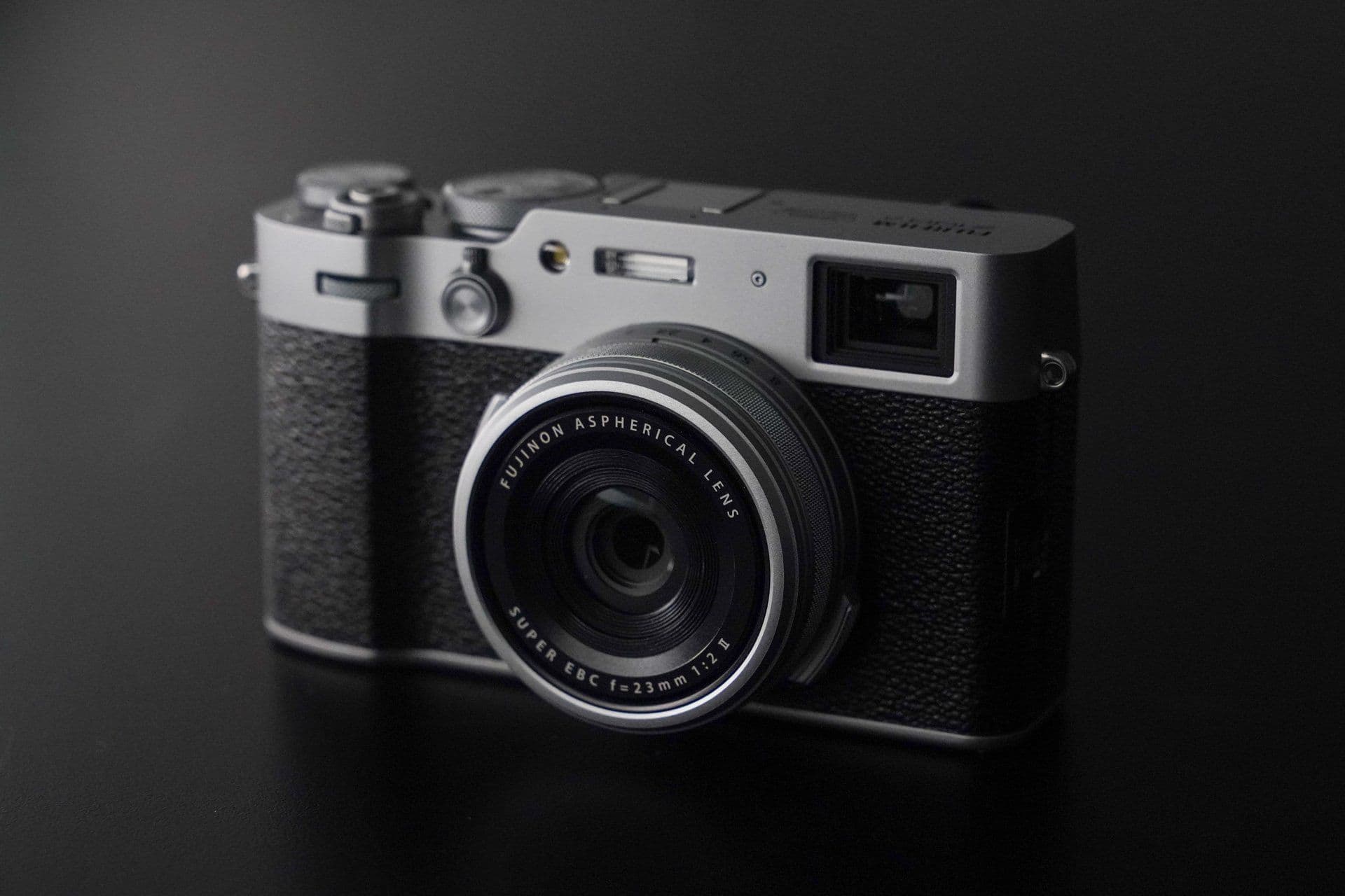 Fujifilm X100VI, aclamada por suas fotos de qualidade cinematográfica, tem preço elevado. Reprodução: Gizmodo