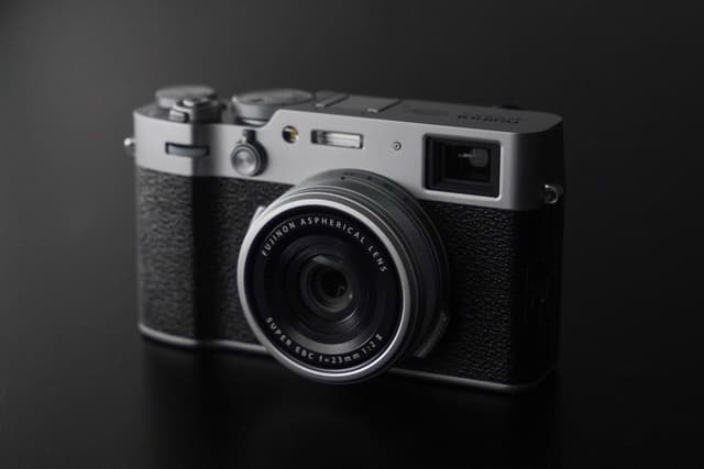 Fujifilm X100VI, aclamada por suas fotos de qualidade cinematográfica, tem preço elevado. Reprodução: Gizmodo