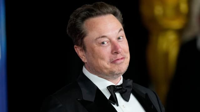 O chatbot Grok, de Elon Musk, enfrenta polêmica após um lançamento atribulado. Reprodução: Gizmodo