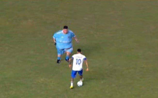 Neymar realiza jogada inusitada em jogo beneficente contra influencer. Legenda da imagem. Reprodução: Esporte IG