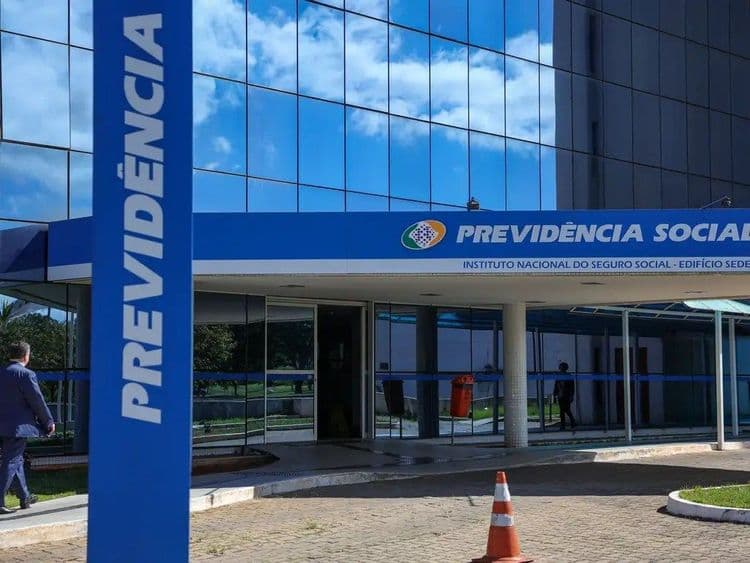 Mais de 1 milhão de aposentados pedem reembolso por descontos não autorizados no Meu INSS.; Reprodução: Veja