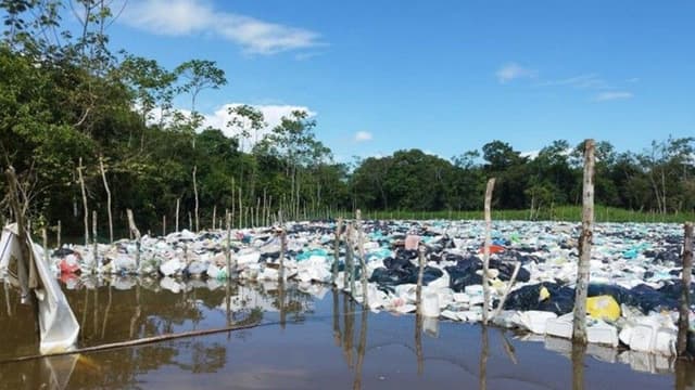 Descarte irregular no Rio Javarizinho representa ameaça ao meio ambiente e à saúde de moradores da região. Legenda da imagem. Reprodução: O Globo