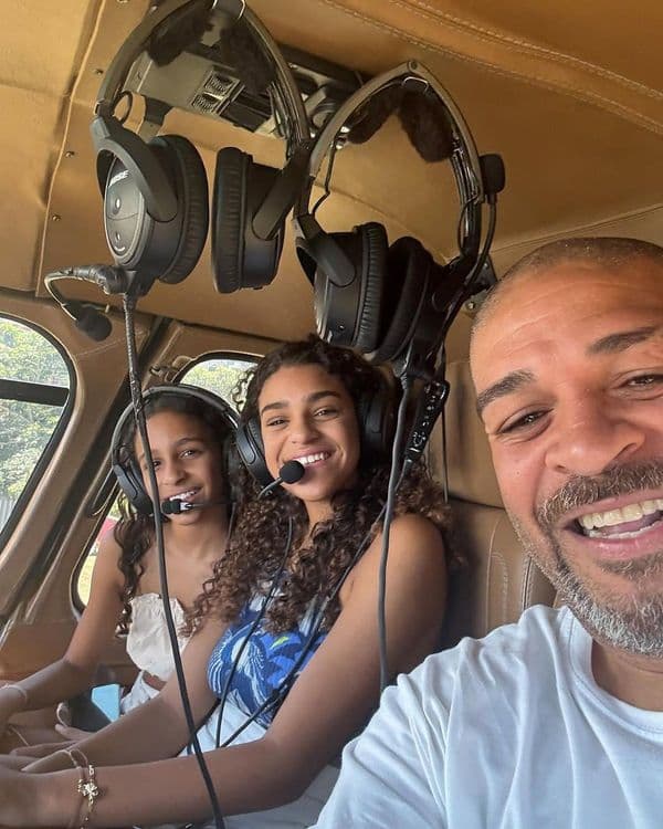 Adriano Imperador compartilha momento com filhas nas redes sociais