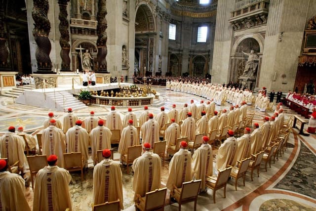 Cardeais se reúnem na Basílica de São Pedro para missa aguardando a escolha do novo Papa. Reprodução: Globo