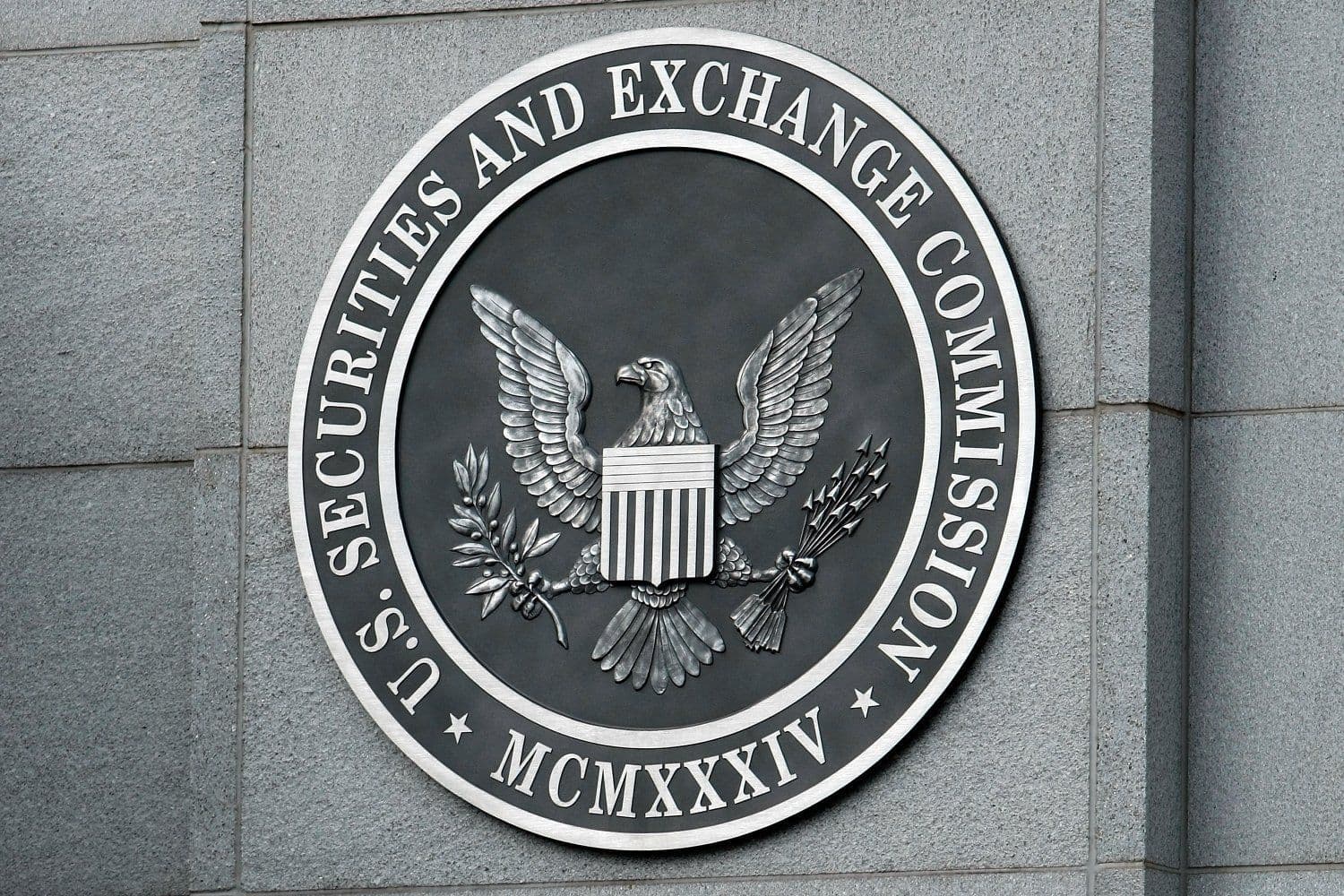 A Comissão de Valores Mobiliários dos EUA reforça regulamentações para criptomoedas com apoio de Trump. Reprodução: Gizmodo