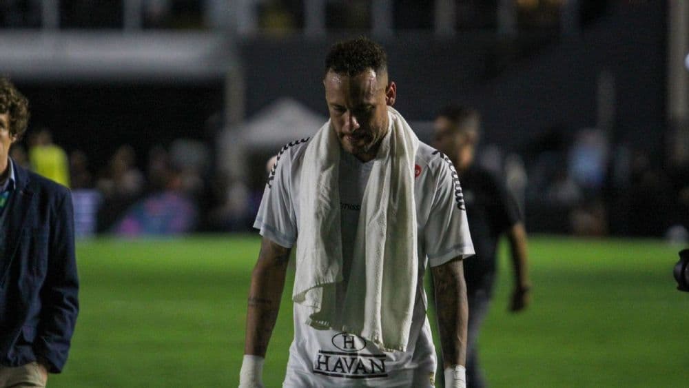 Neymar deixa o campo lesionado durante partida entre Santos e Atlético-MG. Reprodução: ESPN Brasil