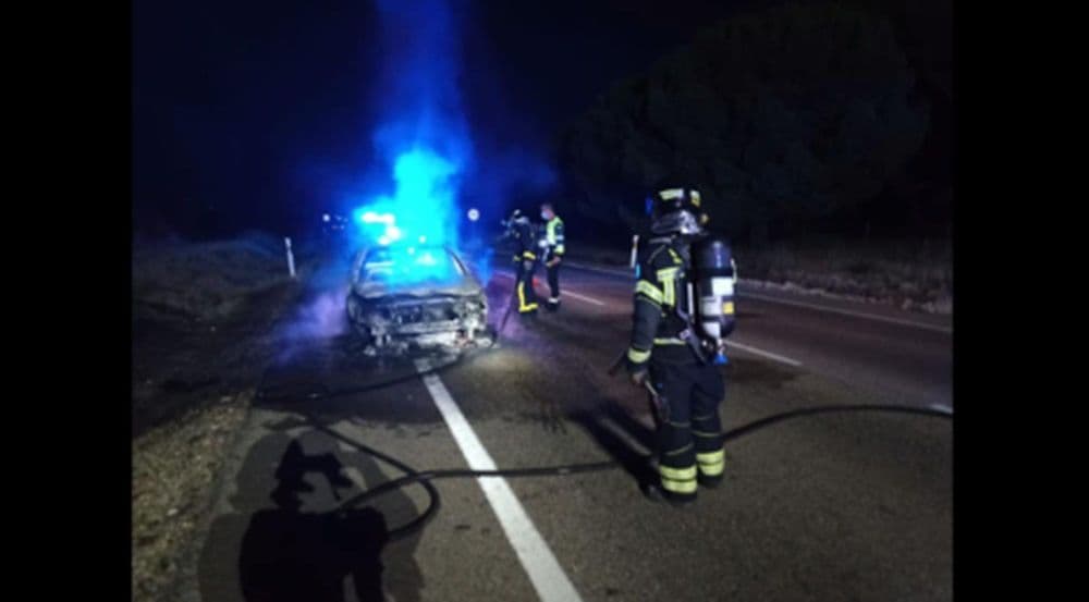 Imagem de carro queimado usada em posts enganosos sobre acidente fatal de Diogo Jota. Reprodução: g1